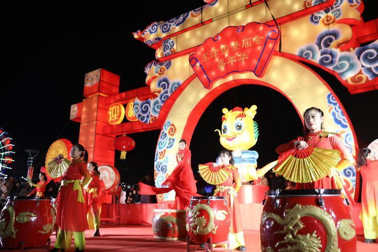 &ldquo;东津雪景庙会嘉年华&rdquo;活动现场，演职人员进行舞蹈表演。